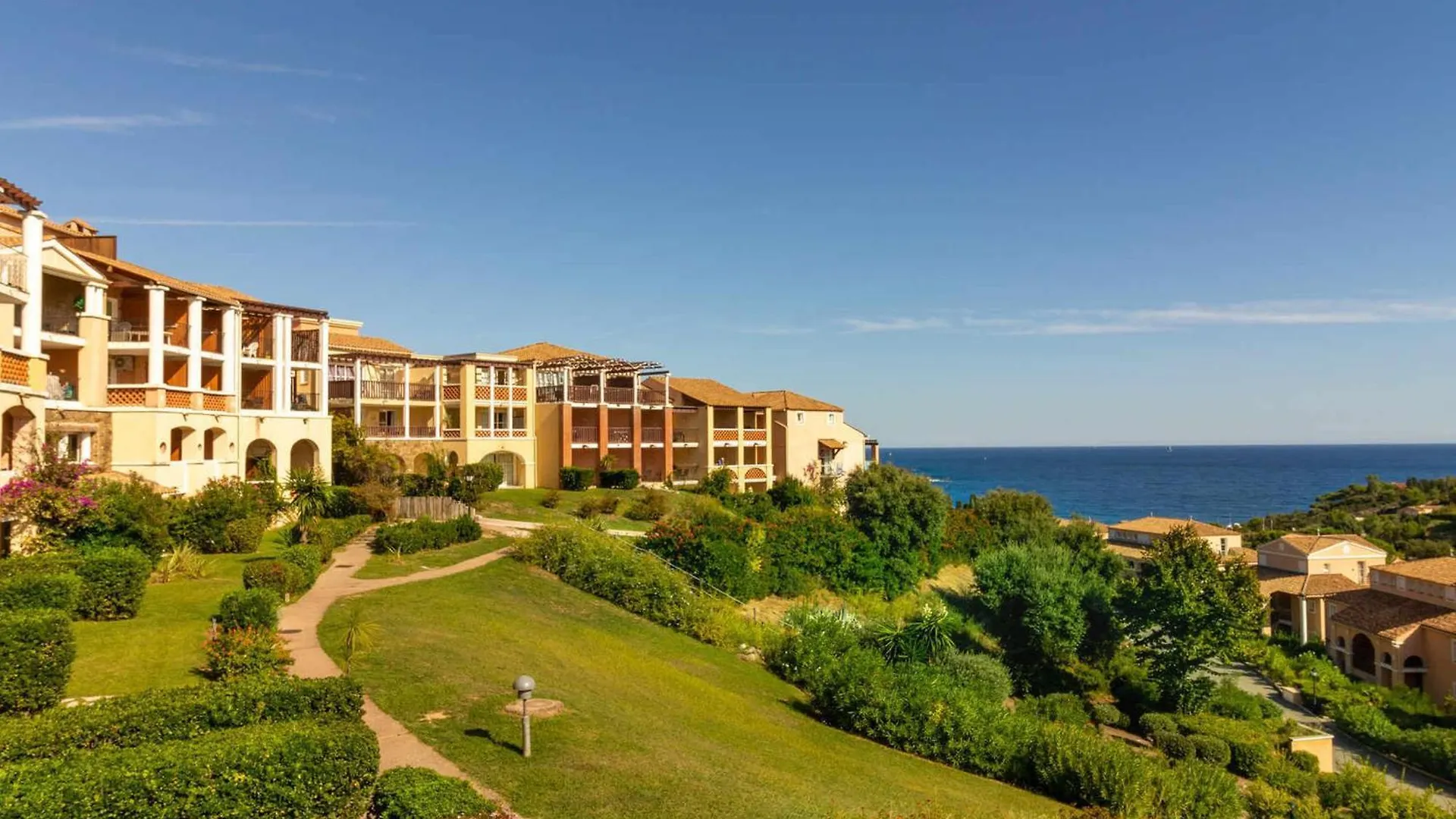 2 Pieces Avec Terrasse Et Piscine A Saint-Raphael - Fr-1-504-612 Daire